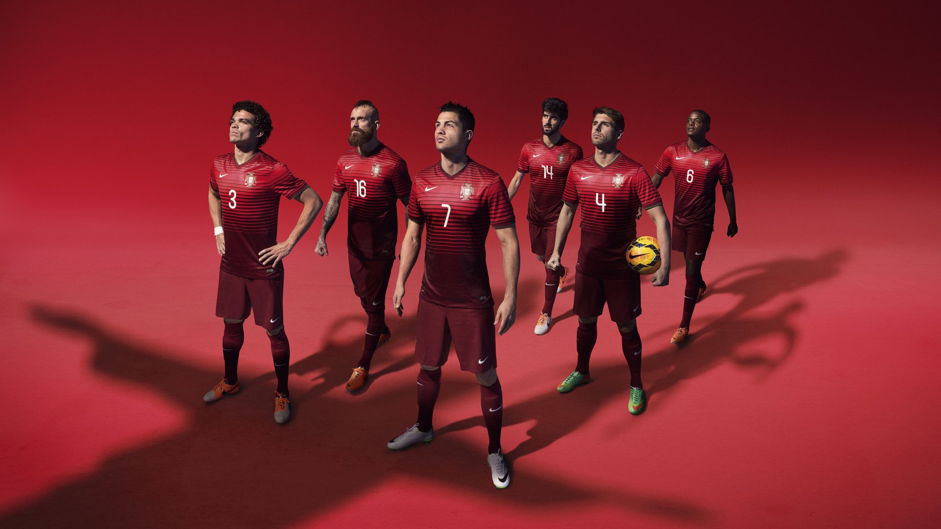 教练鼓励年轻球员大胆尝试在实战中寻找成长与突破机会，教练的鼓励使我更加自信